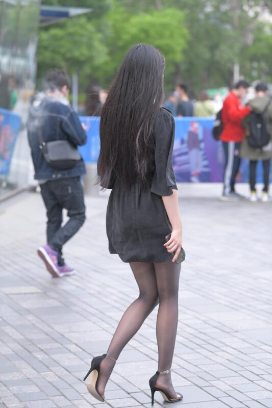 精选精选街拍作品 NO.1573 红石街拍作品 – 又遇黑丝美女[21P]-草丛看图