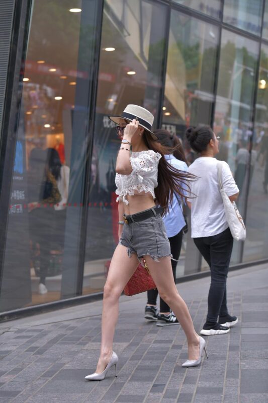 精选精选街拍作品 NO.1571 红石街拍作品 – 高跟时尚长腿美女[17P]-草丛看图