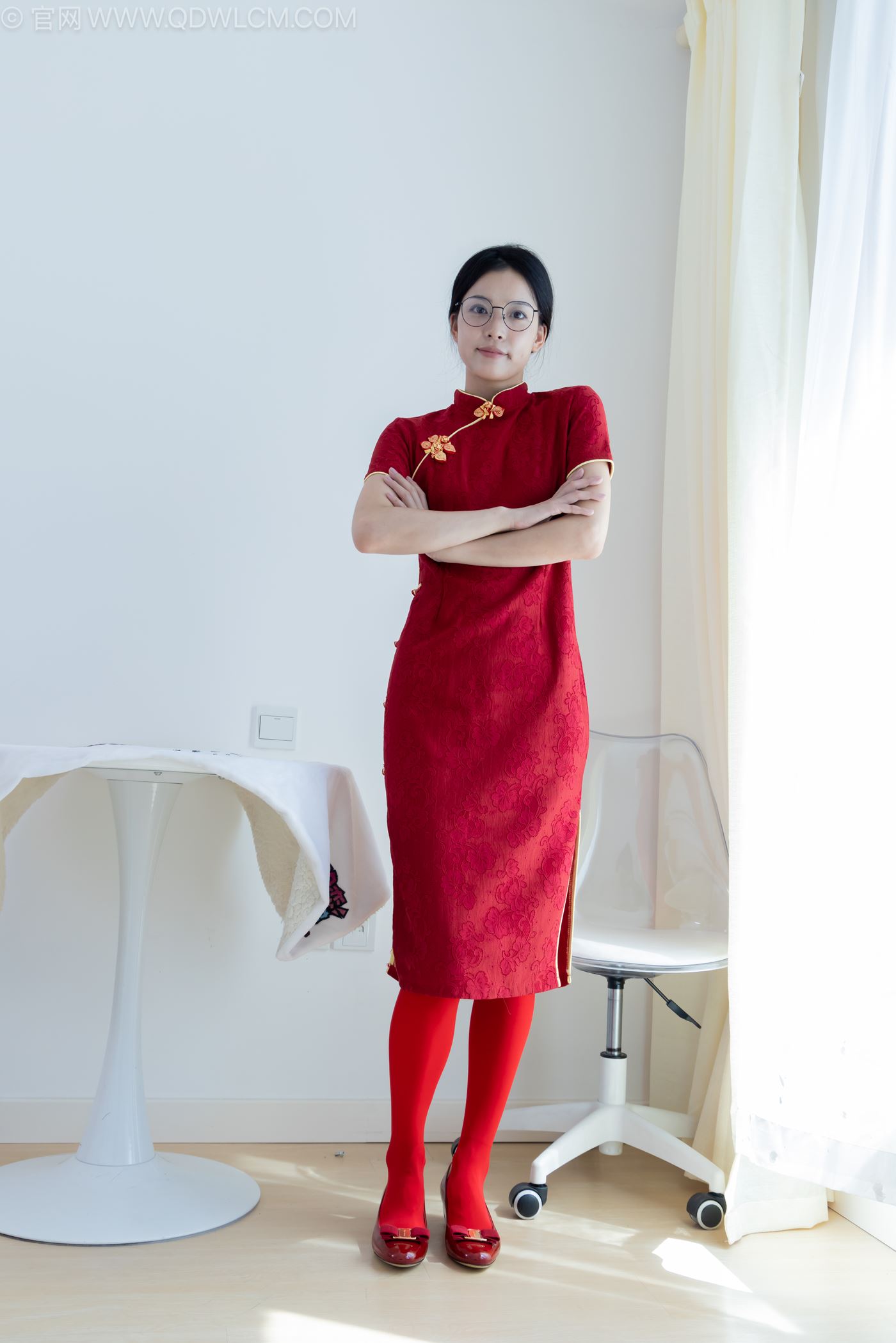 图片[2]-精选勿恋传媒 NO.2236 茯苓-红色低跟鞋、厚款红色丝、皮筋绑脚老头乐挠脚剧情[96P]-草丛看图