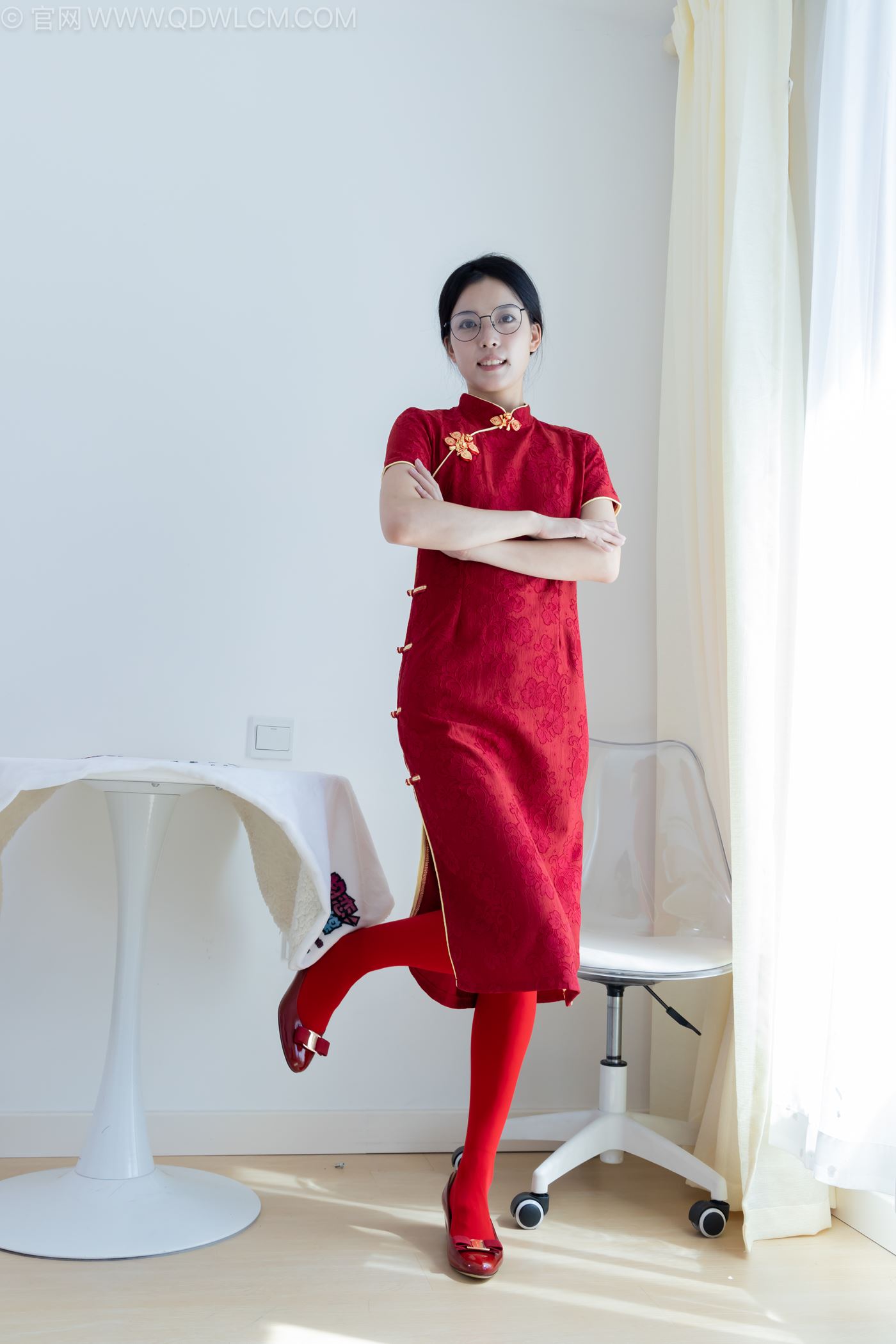 图片[3]-精选勿恋传媒 NO.2236 茯苓-红色低跟鞋、厚款红色丝、皮筋绑脚老头乐挠脚剧情[96P]-草丛看图