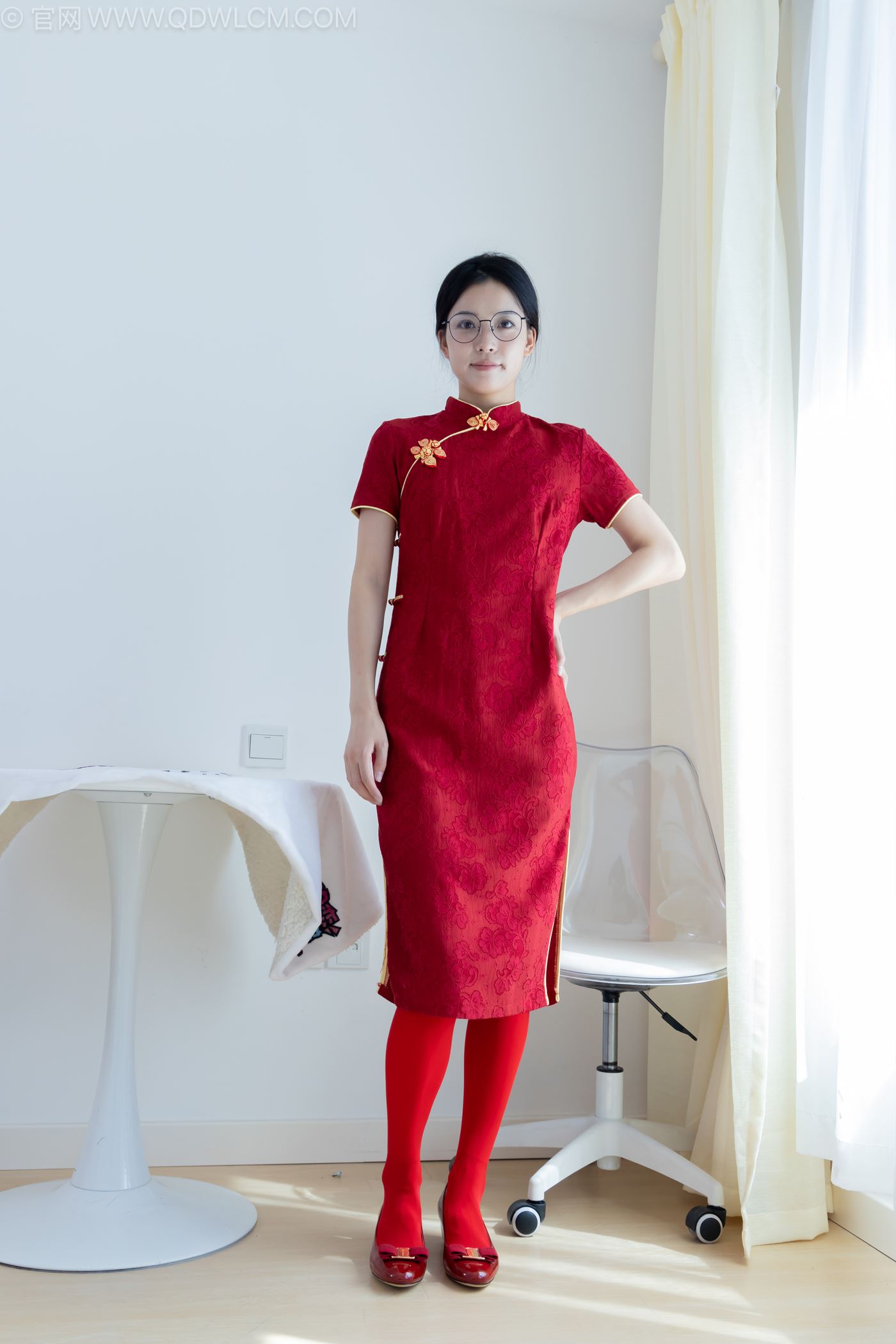 图片[1]-精选勿恋传媒 NO.2236 茯苓-红色低跟鞋、厚款红色丝、皮筋绑脚老头乐挠脚剧情[96P]-草丛看图