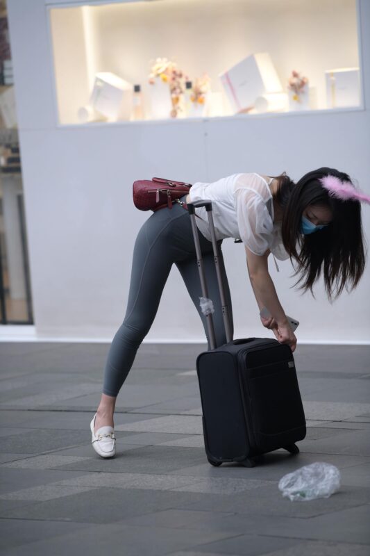 精选魔镜街拍 NO.054 街拍仅身裤小解解 [44P]-草丛看图