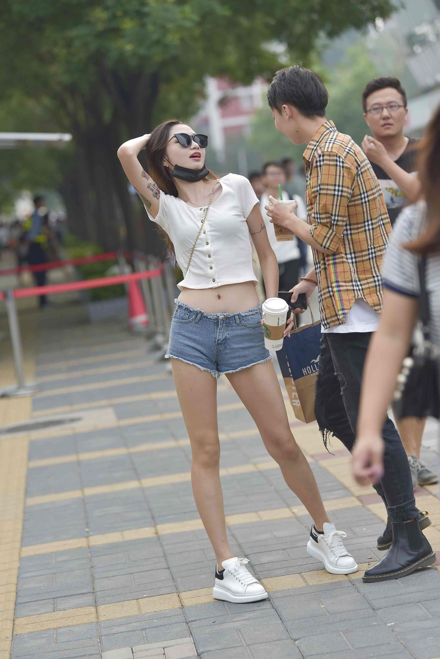 图片[2]-精选魔镜街拍 NO.028 热裤小白鞋 [85P]-草丛看图