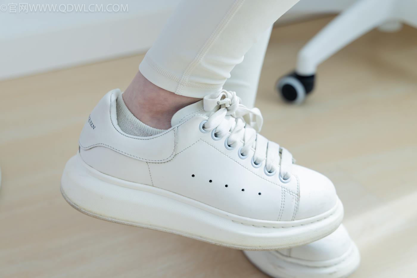 图片[6]-精选勿恋传媒 NO.2276 闪闪-板鞋、白船袜、蓝船袜、裸足[142P]-草丛看图