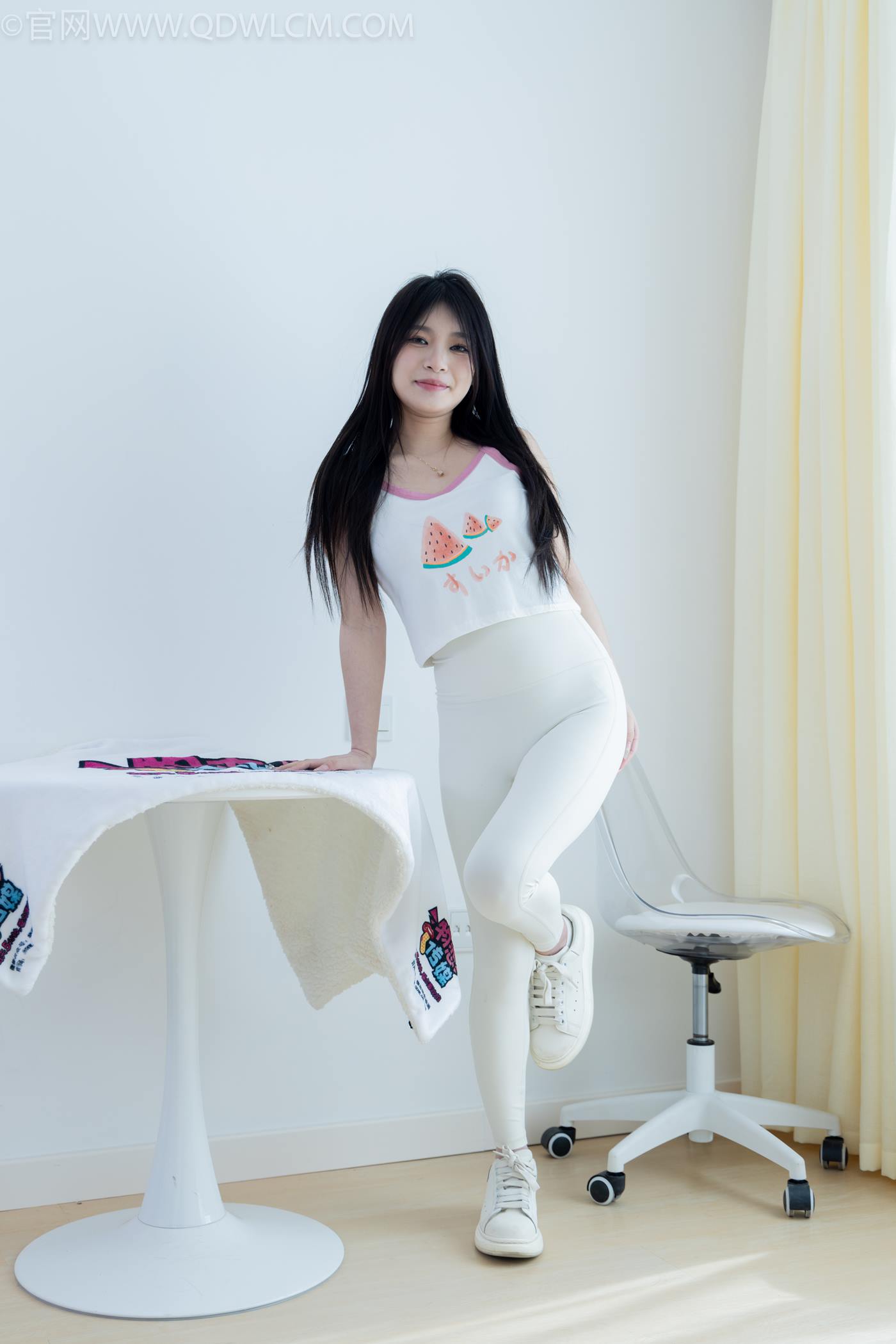 图片[1]-精选勿恋传媒 NO.2276 闪闪-板鞋、白船袜、蓝船袜、裸足[142P]-草丛看图