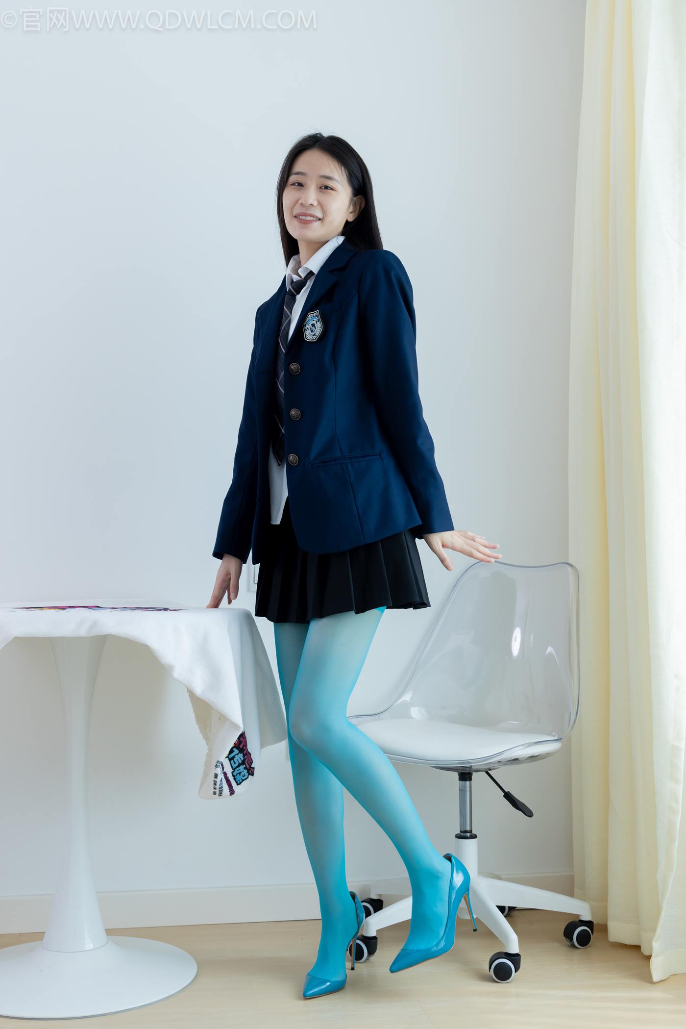 图片[2]-精选勿恋传媒 NO.2269 菜菜-高跟鞋、薄蓝绿色丝、胶带绑脚踝老头乐挠脚剧情[100P]-草丛看图