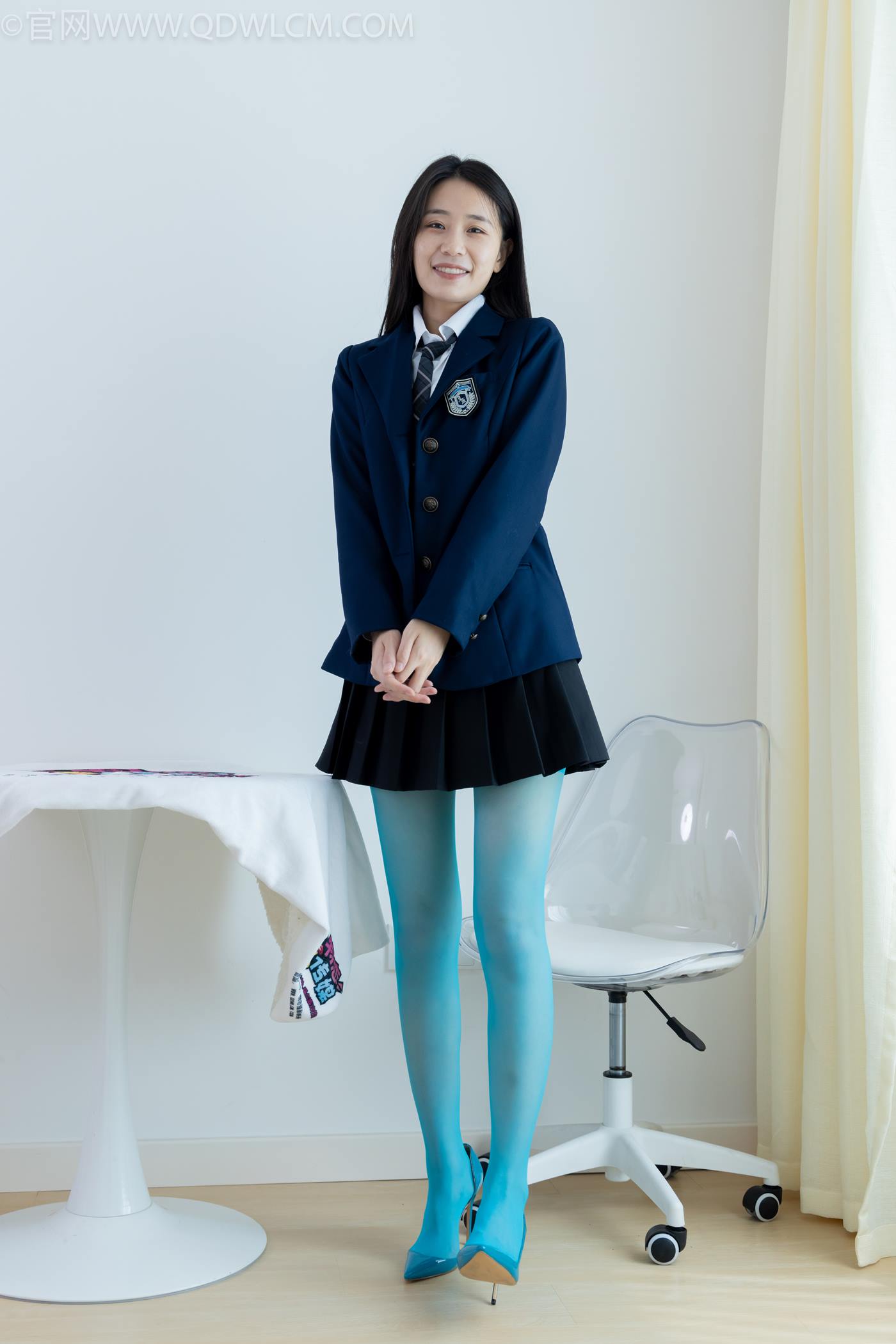 图片[3]-精选勿恋传媒 NO.2269 菜菜-高跟鞋、薄蓝绿色丝、胶带绑脚踝老头乐挠脚剧情[100P]-草丛看图