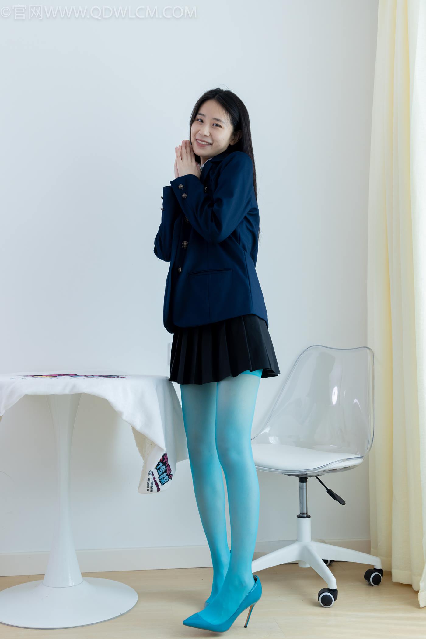 图片[5]-精选勿恋传媒 NO.2269 菜菜-高跟鞋、薄蓝绿色丝、胶带绑脚踝老头乐挠脚剧情[100P]-草丛看图