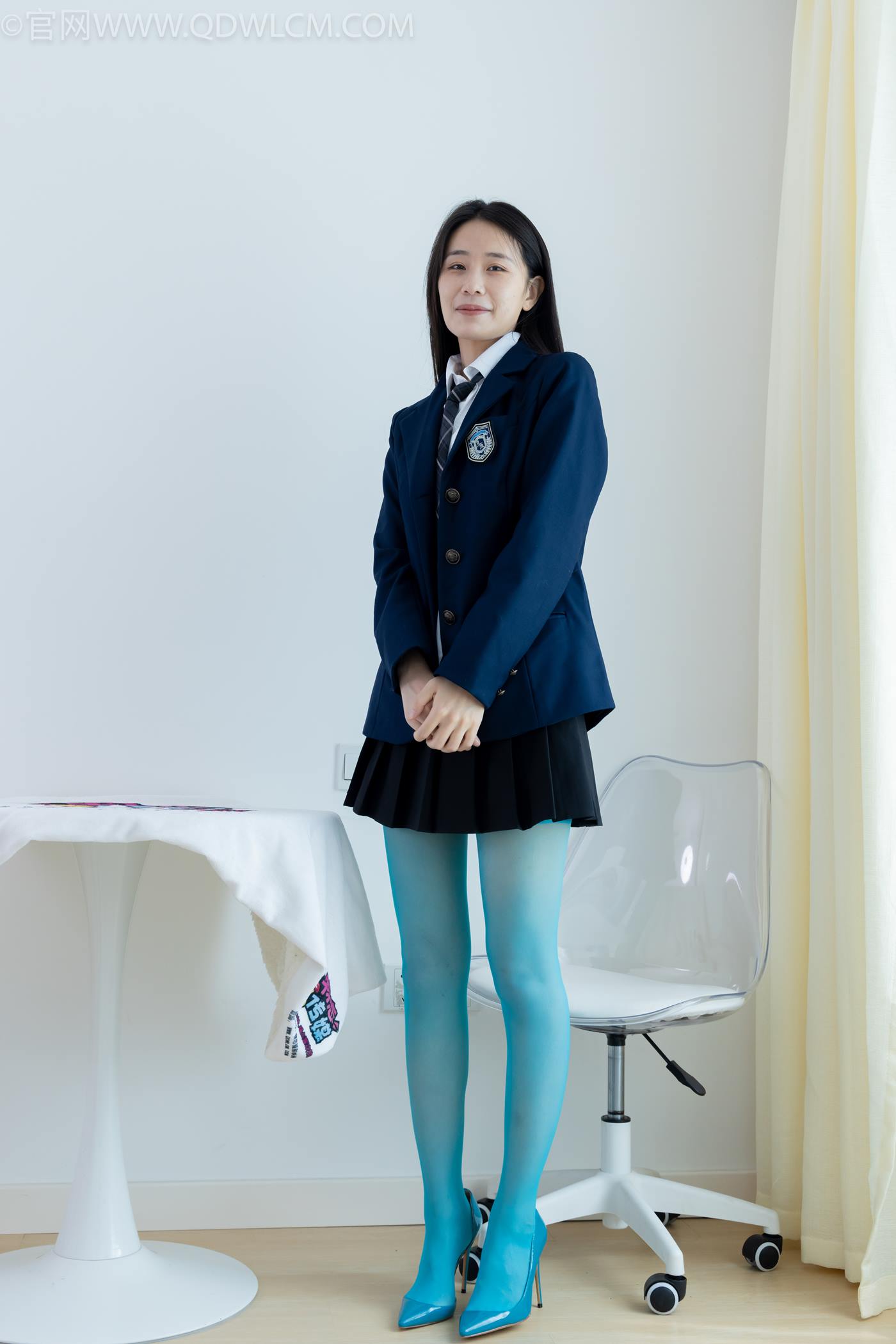 图片[1]-精选勿恋传媒 NO.2269 菜菜-高跟鞋、薄蓝绿色丝、胶带绑脚踝老头乐挠脚剧情[100P]-草丛看图