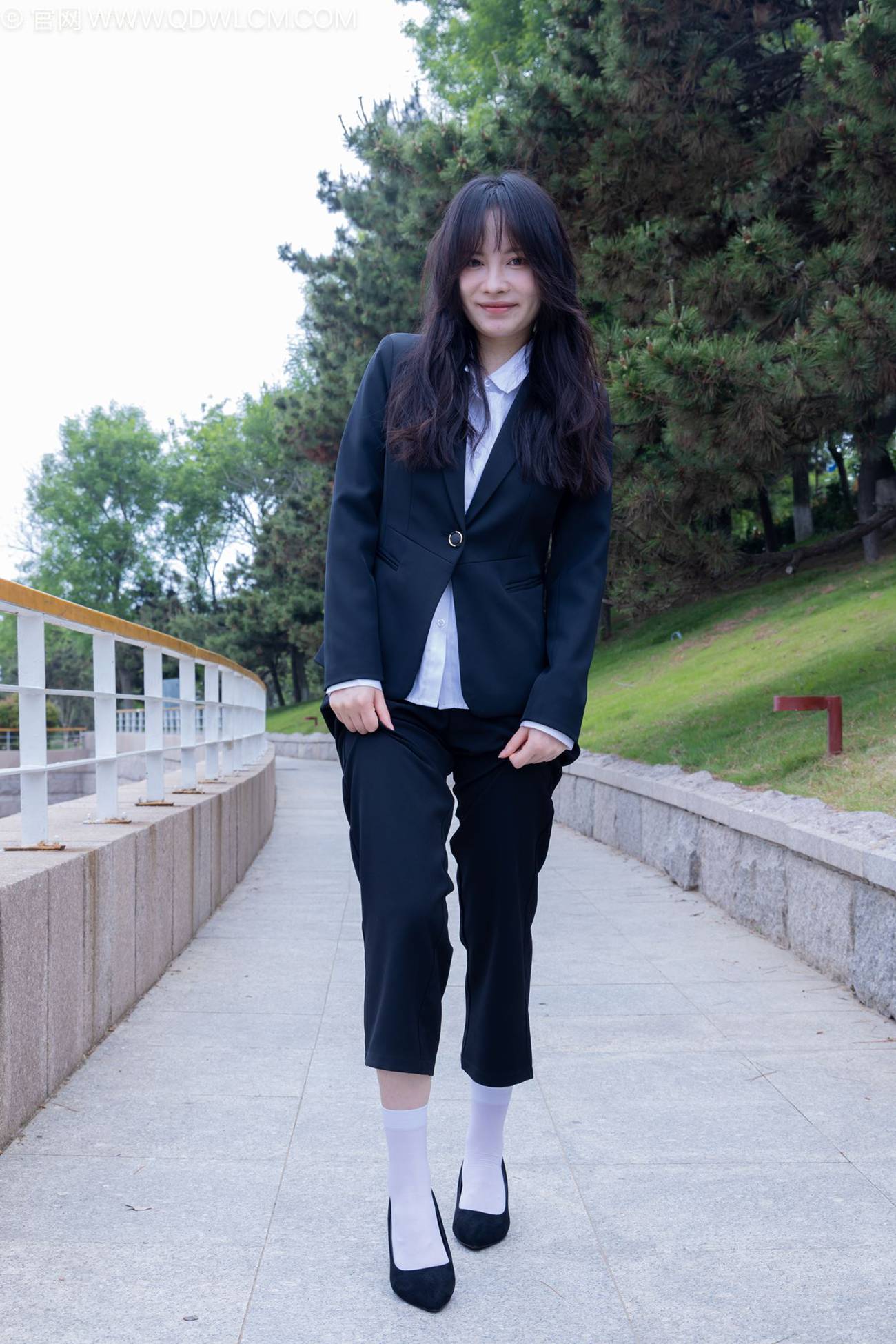 图片[2]-精选勿恋传媒 NO.2238 小酒-高跟鞋、短白丝、ol至服户外[138P]-草丛看图