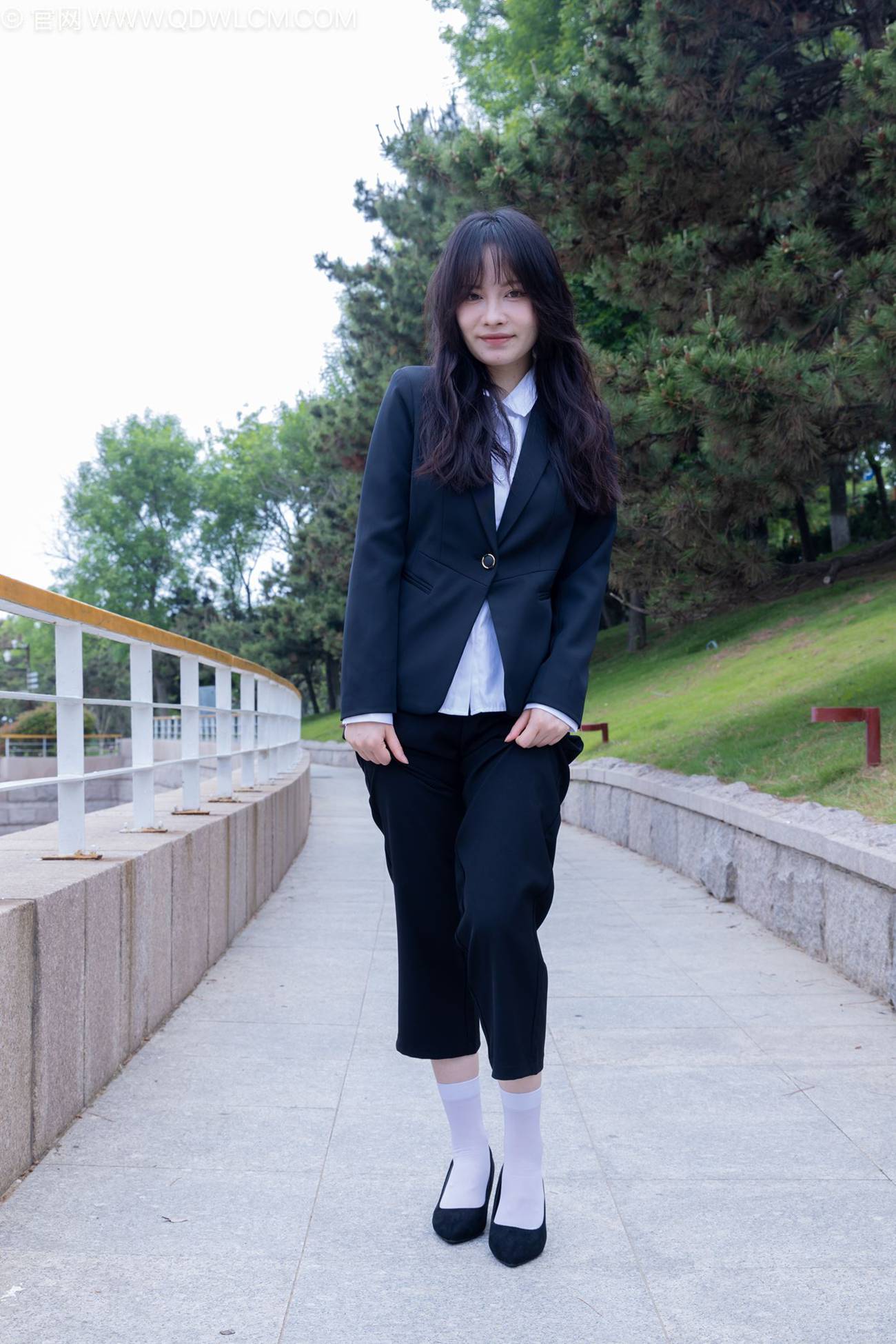 图片[3]-精选勿恋传媒 NO.2238 小酒-高跟鞋、短白丝、ol至服户外[138P]-草丛看图