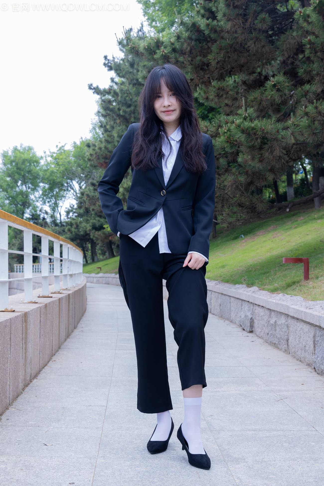 图片[4]-精选勿恋传媒 NO.2238 小酒-高跟鞋、短白丝、ol至服户外[138P]-草丛看图