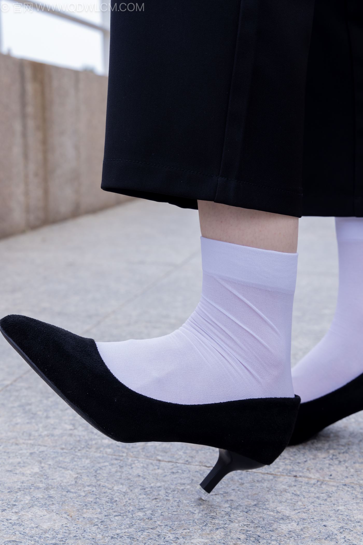 图片[6]-精选勿恋传媒 NO.2238 小酒-高跟鞋、短白丝、ol至服户外[138P]-草丛看图