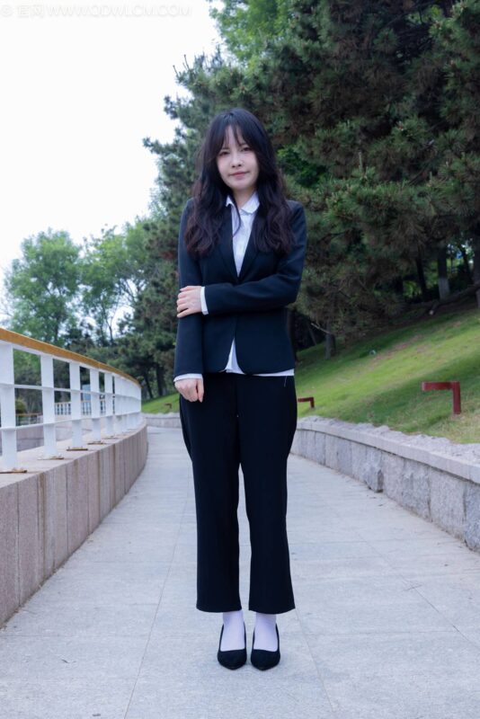 精选勿恋传媒 NO.2238 小酒-高跟鞋、短白丝、ol至服户外[138P]-草丛看图