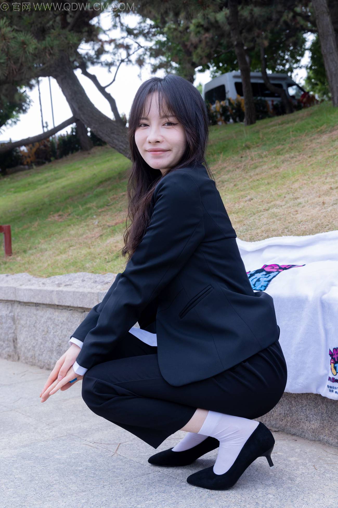 图片[7]-精选勿恋传媒 NO.2238 小酒-高跟鞋、短白丝、ol至服户外[138P]-草丛看图