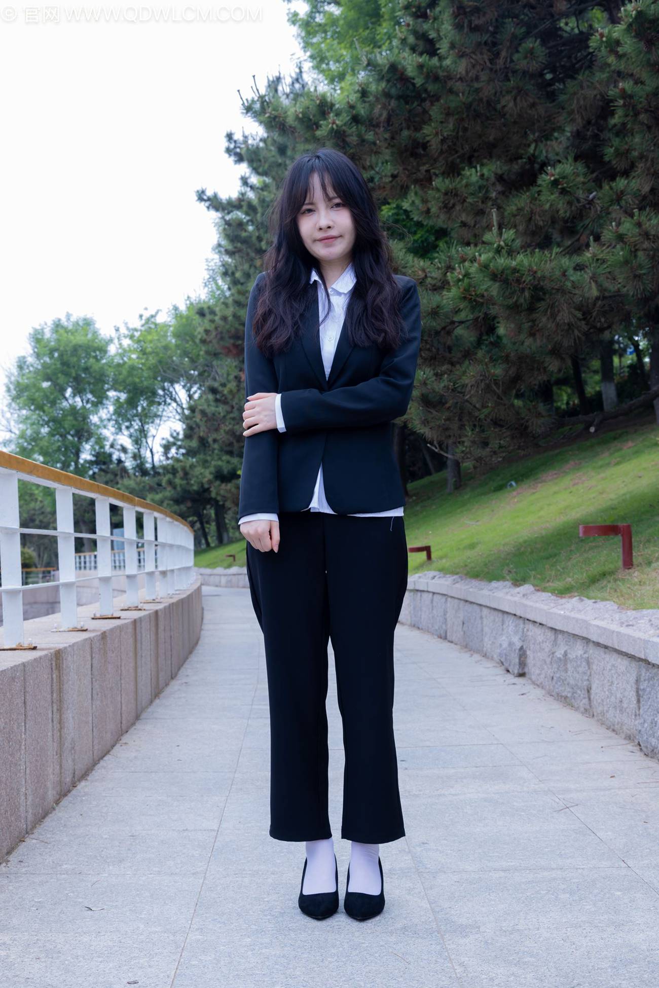 图片[1]-精选勿恋传媒 NO.2238 小酒-高跟鞋、短白丝、ol至服户外[138P]-草丛看图