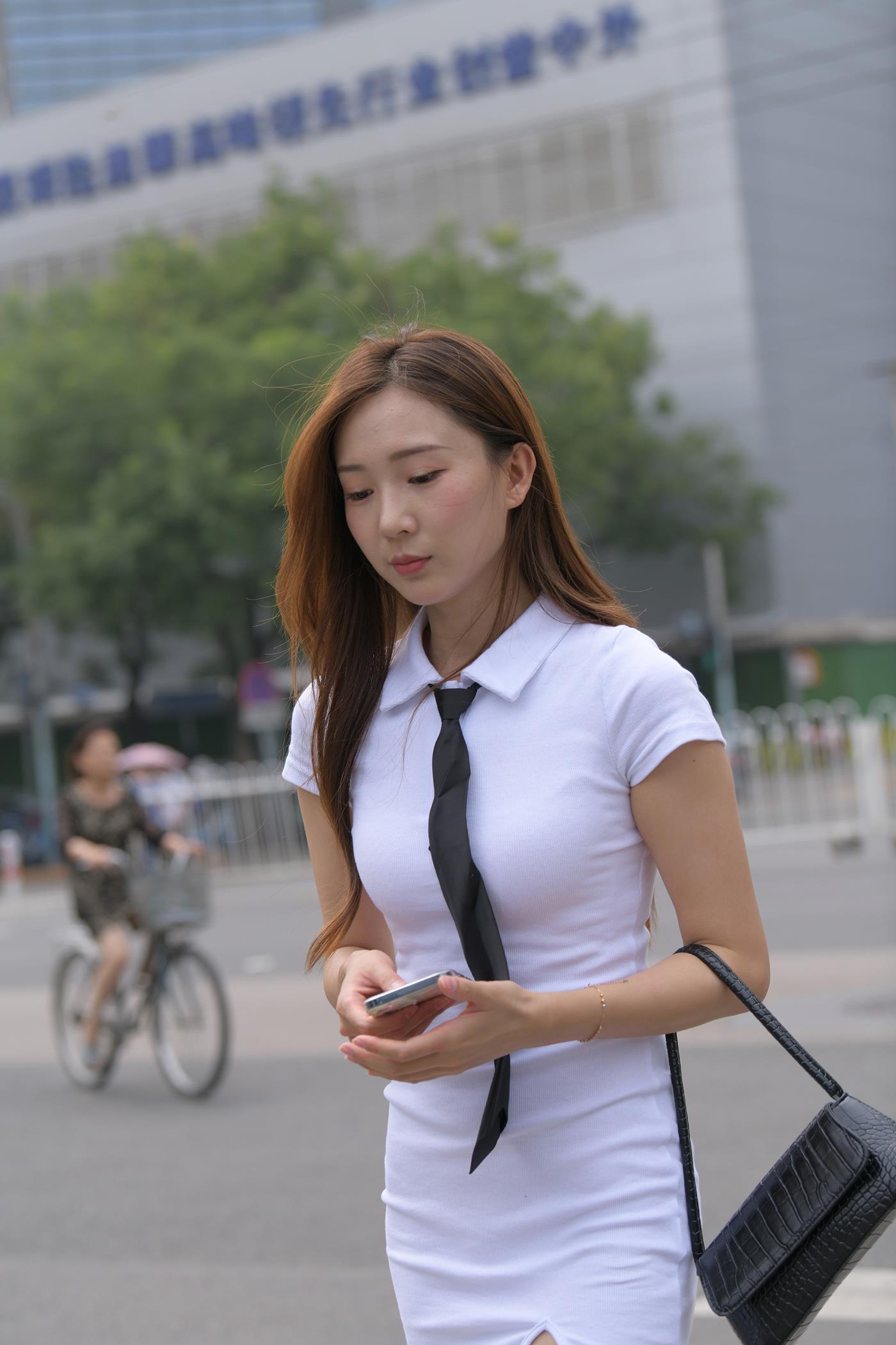 图片[8]-精选魔镜街拍 NO.138 特别有味道的白色短裙小解解 [60P]-草丛看图