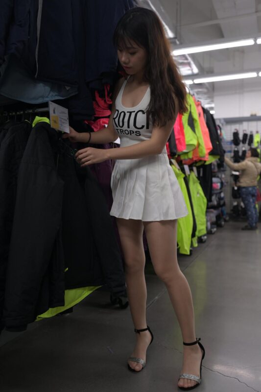 精选魔镜街拍 NO.085 程生街拍作品 – 买东西的依依 [72P]-草丛看图