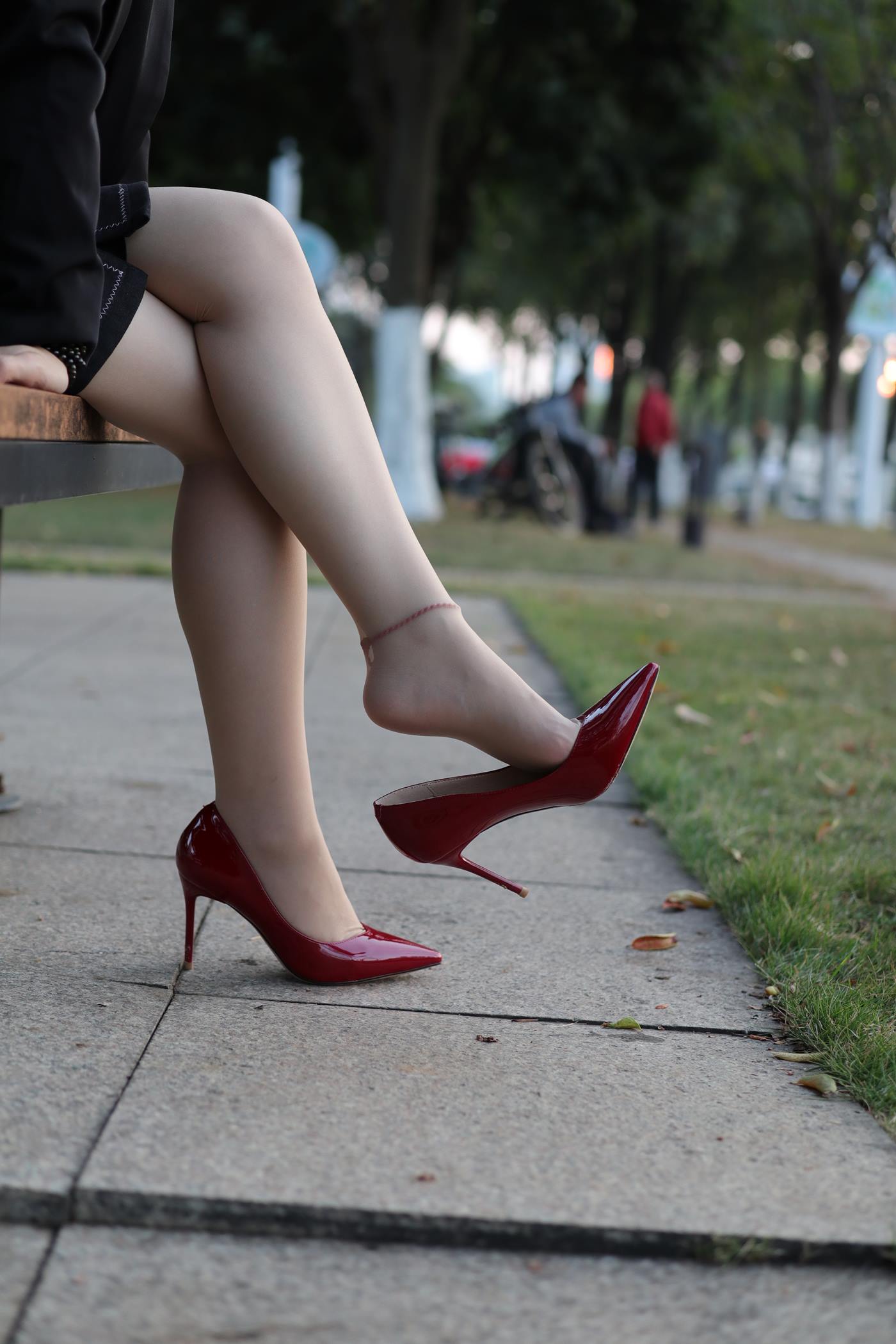 图片[1]-精选魔镜街拍 NO.067 红色高跟肉丝OL [84P]-草丛看图