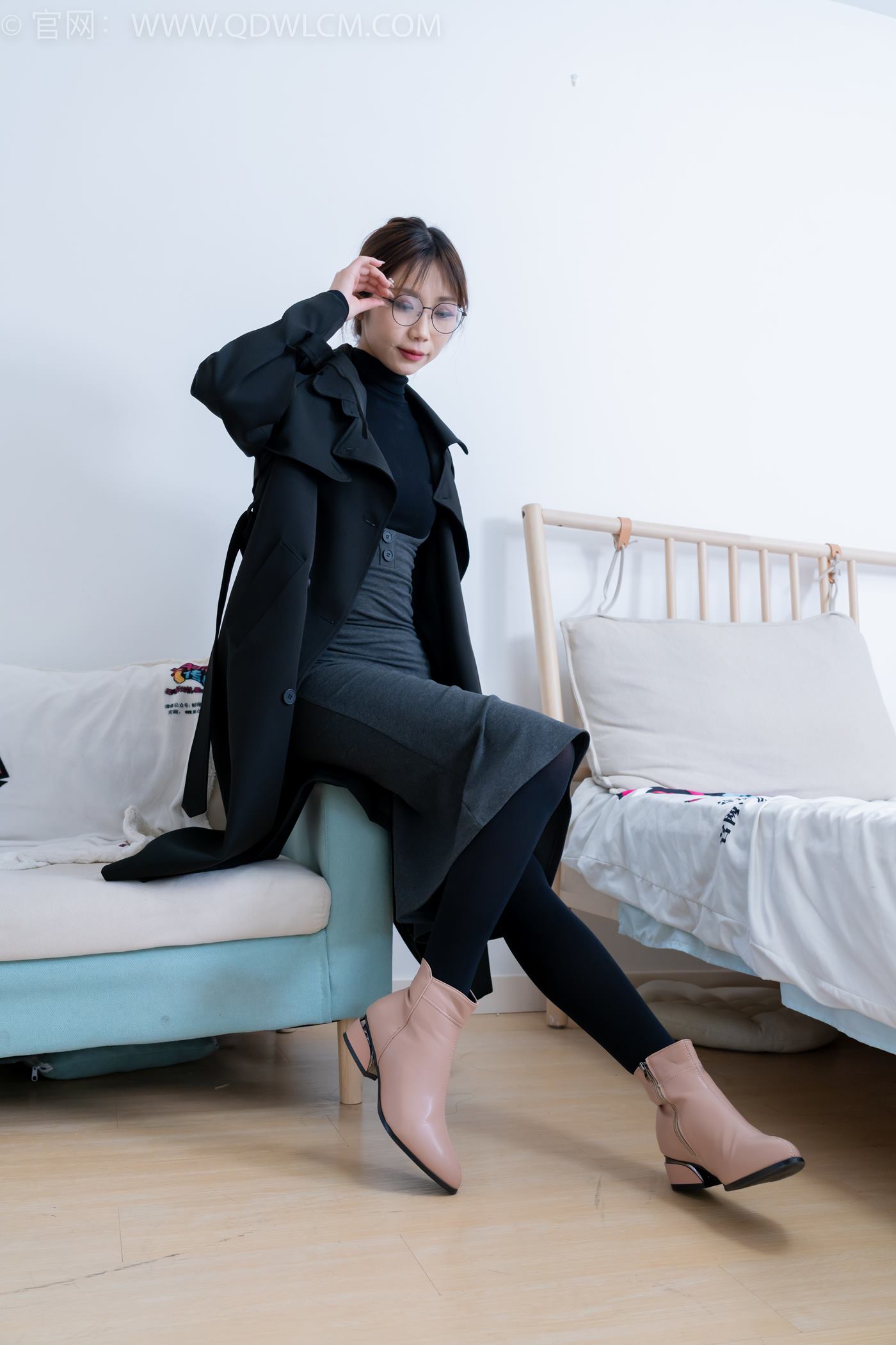 图片[2]-精选勿恋传媒 NO.2247 泡泡-短靴、厚黑丝、皮筋绑脚老头乐挠脚剧情[150P]-草丛看图