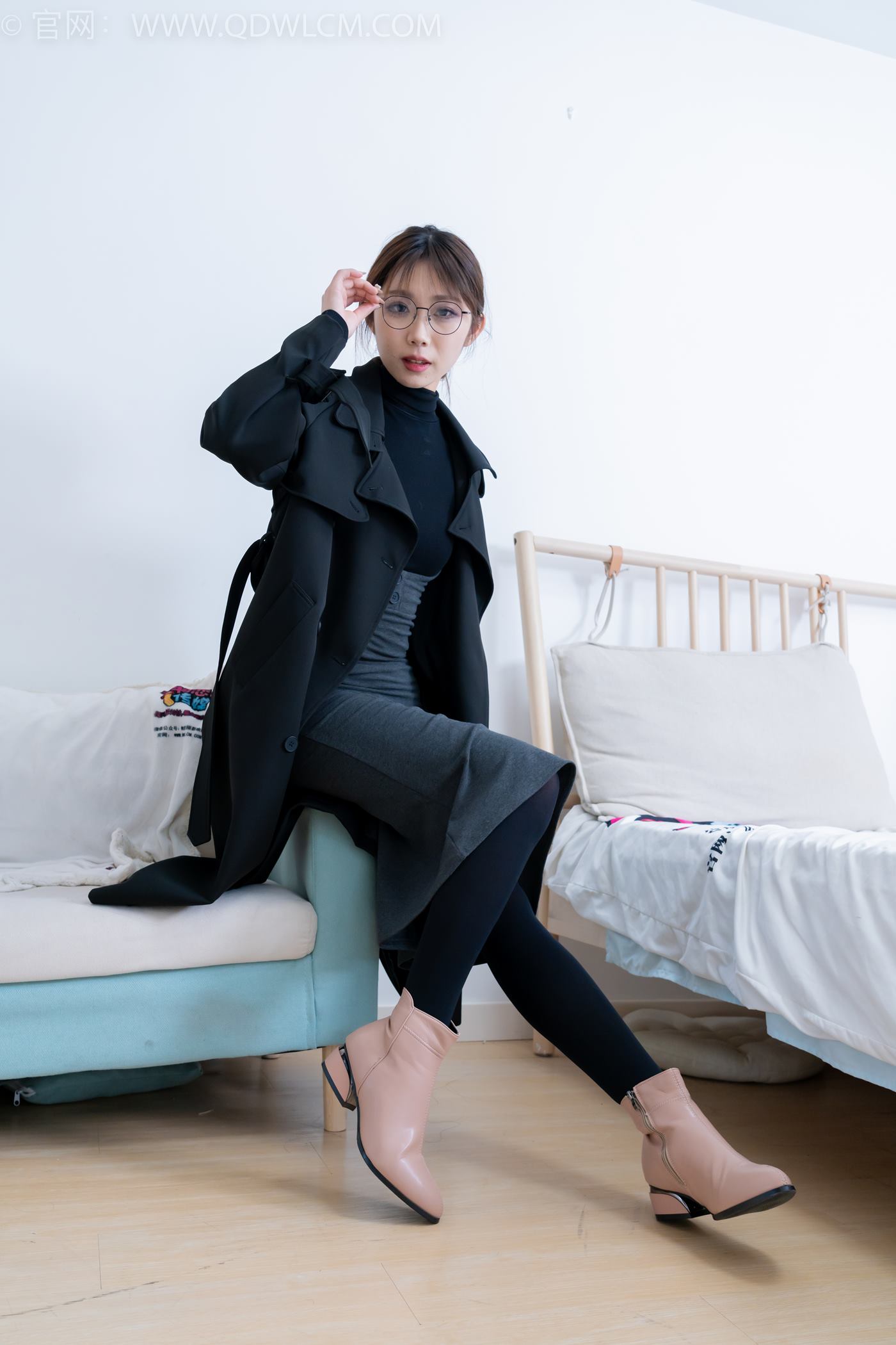 图片[3]-精选勿恋传媒 NO.2247 泡泡-短靴、厚黑丝、皮筋绑脚老头乐挠脚剧情[150P]-草丛看图