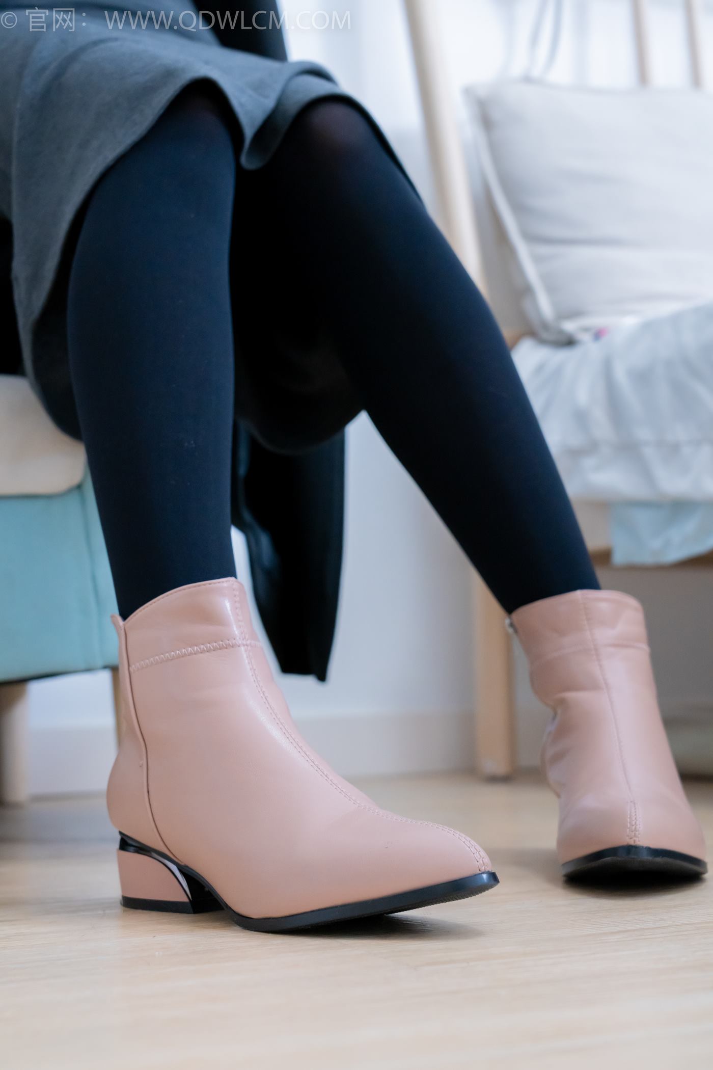 图片[5]-精选勿恋传媒 NO.2247 泡泡-短靴、厚黑丝、皮筋绑脚老头乐挠脚剧情[150P]-草丛看图