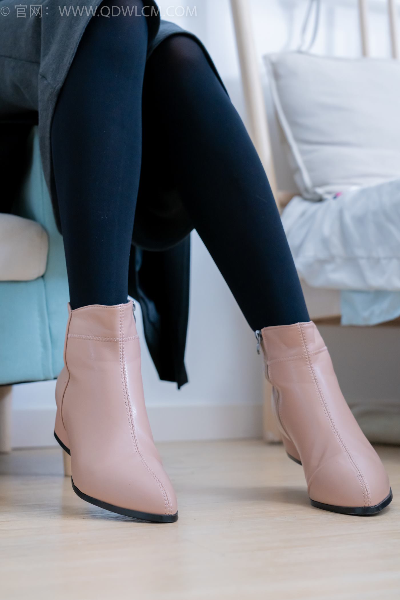 图片[6]-精选勿恋传媒 NO.2247 泡泡-短靴、厚黑丝、皮筋绑脚老头乐挠脚剧情[150P]-草丛看图