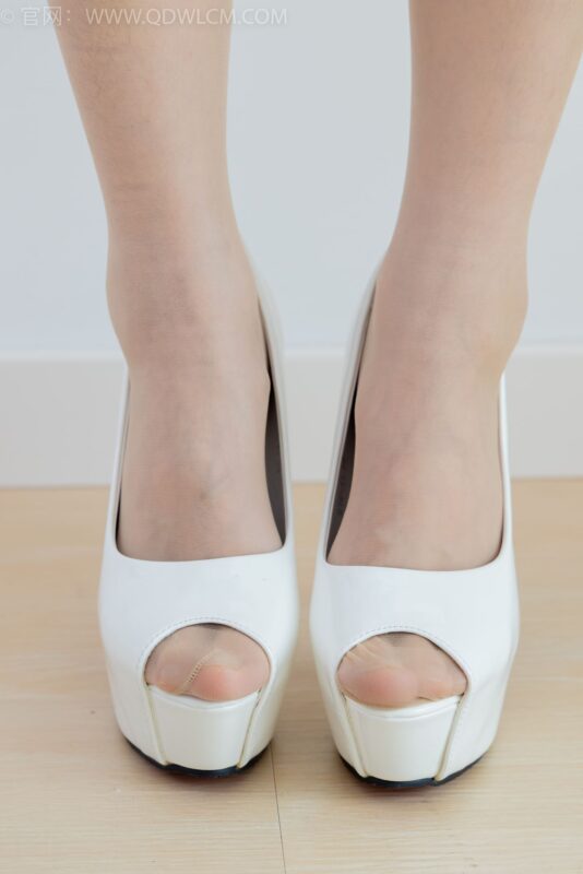 精选勿恋传媒 NO.2234 菜菜-高跟鞋、肉丝、互士服[159P]-草丛看图