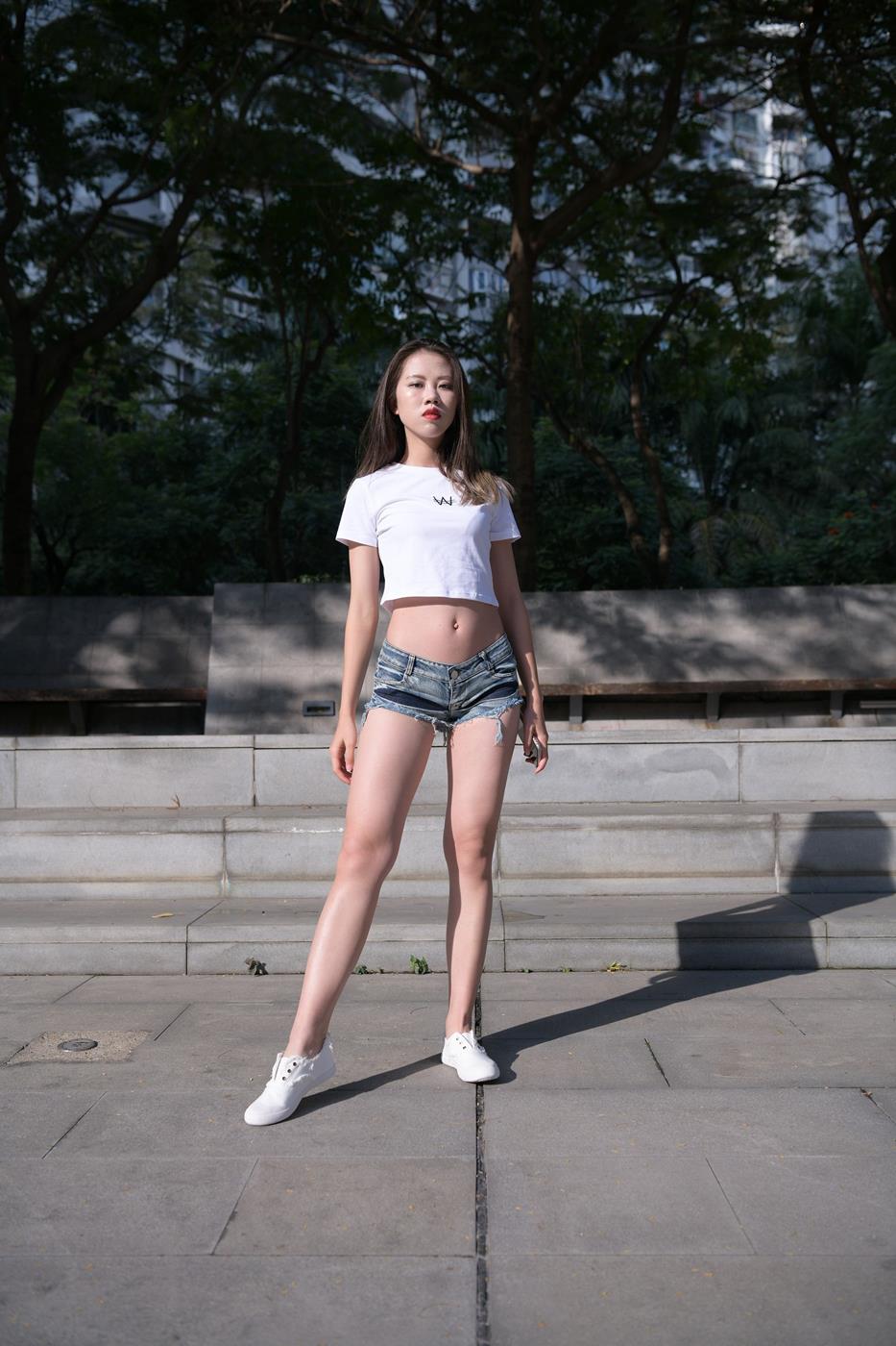 图片[1]-精选魔镜街拍 NO.126 非常的牛仔热裤女孩 [47P]-草丛看图