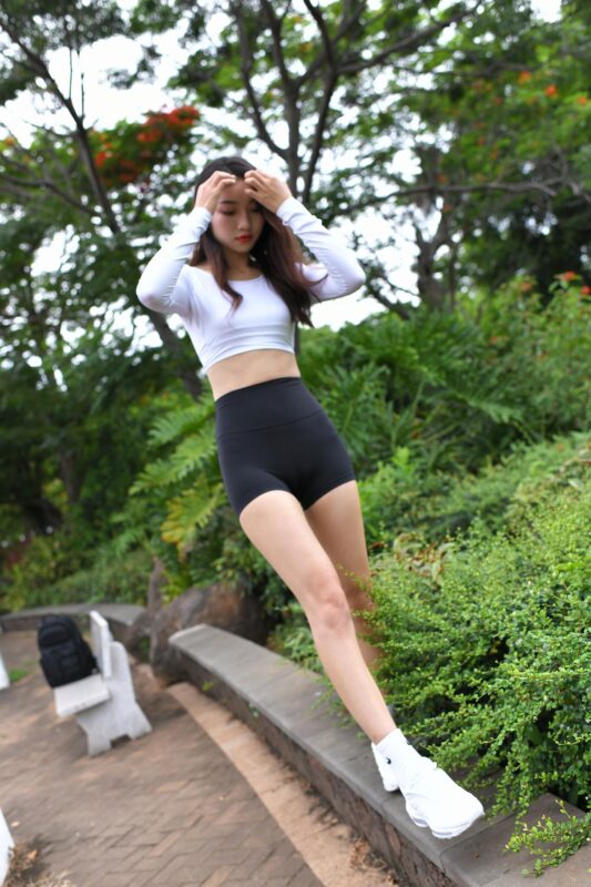 精选魔镜街拍 NO.121 仅身运动装的美女外拍 [72P]-草丛看图