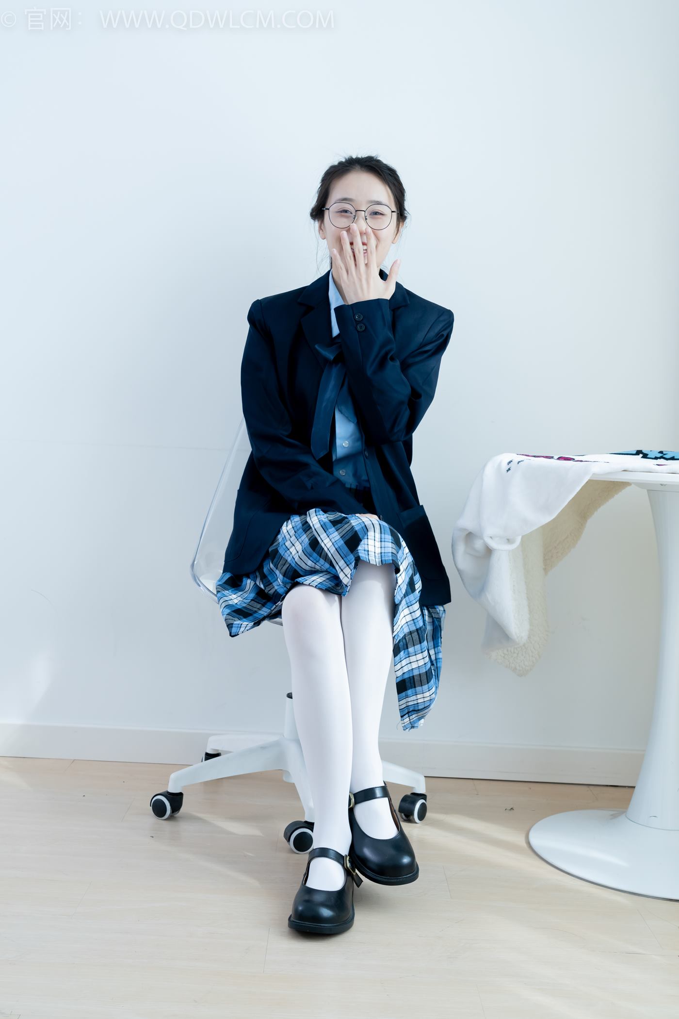 图片[5]-精选勿恋传媒 NO.2244 菜菜-皮鞋、厚白丝、jk至服、皮筋绑脚老头乐挠脚剧情[160P]-草丛看图