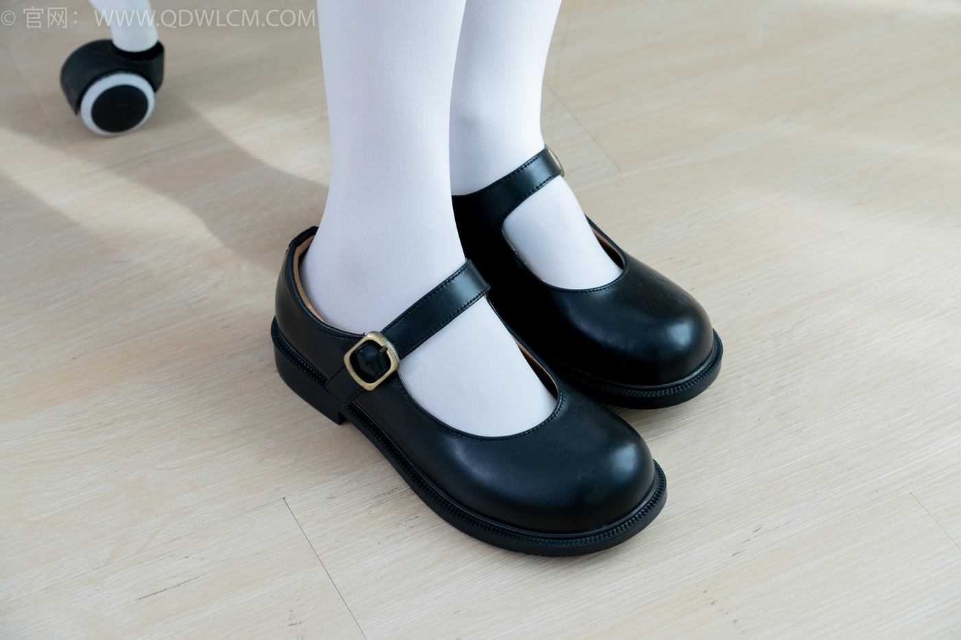 图片[8]-精选勿恋传媒 NO.2244 菜菜-皮鞋、厚白丝、jk至服、皮筋绑脚老头乐挠脚剧情[160P]-草丛看图