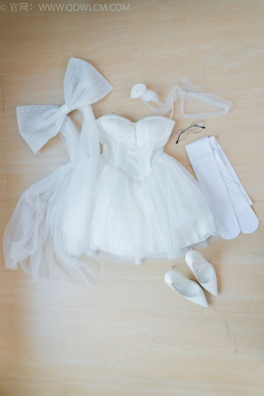 精选勿恋传媒 NO.2233 小影-小影-高跟鞋、厚白丝[100P]-草丛看图