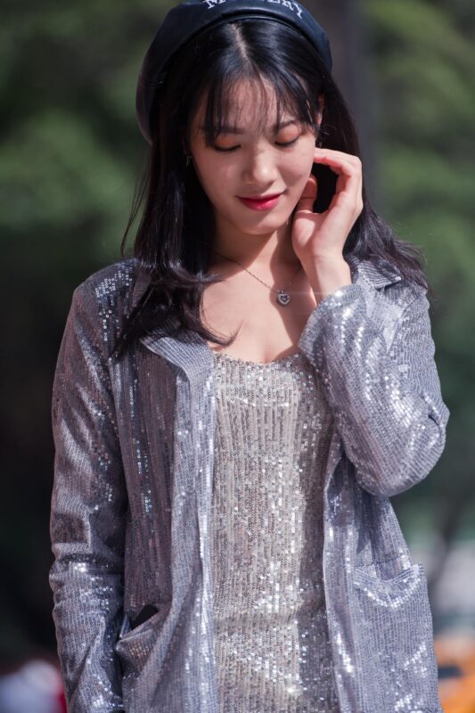 精选魔镜街拍 NO.066 御风街拍 在沙面公园搭讪的肉丝甜美小解解九月 [48P]-草丛看图