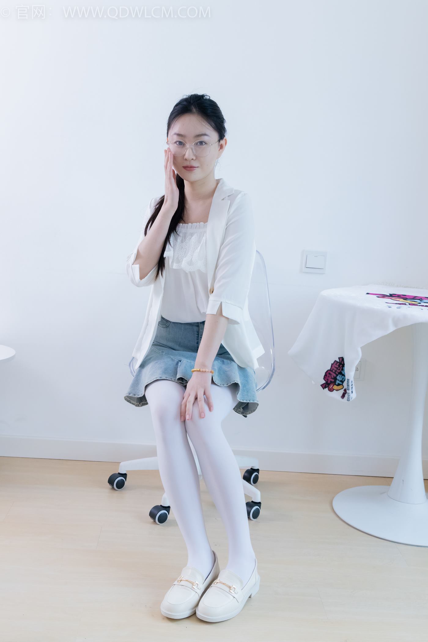 图片[3]-精选勿恋传媒 NO.2246 美兔-皮鞋、厚白丝、皮筋绑脚老头乐挠脚剧情[125P]-草丛看图