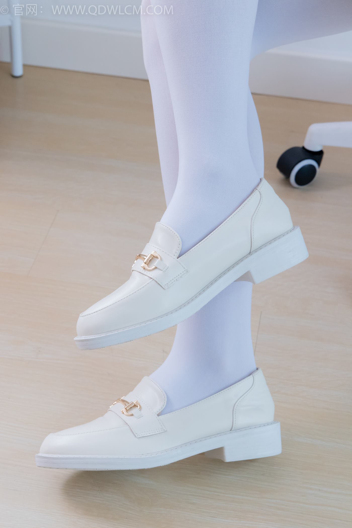 图片[5]-精选勿恋传媒 NO.2246 美兔-皮鞋、厚白丝、皮筋绑脚老头乐挠脚剧情[125P]-草丛看图