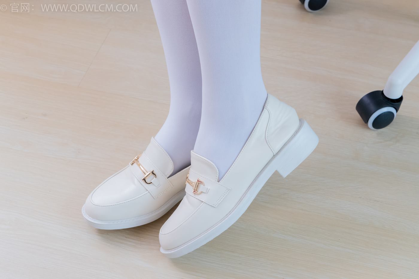 图片[8]-精选勿恋传媒 NO.2246 美兔-皮鞋、厚白丝、皮筋绑脚老头乐挠脚剧情[125P]-草丛看图