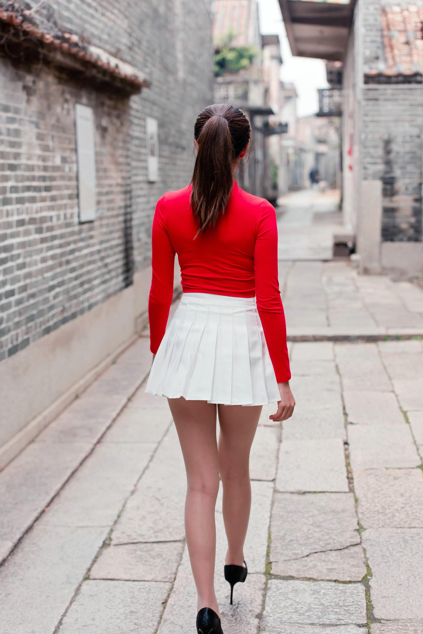 图片[2]-精选魔镜街拍 NO.118 红衣白裙极品丝族美女春光闹古村 [28P]-草丛看图