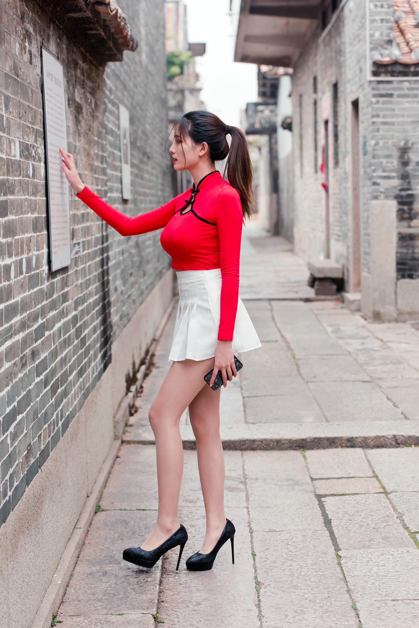 图片[3]-精选魔镜街拍 NO.118 红衣白裙极品丝族美女春光闹古村 [28P]-草丛看图