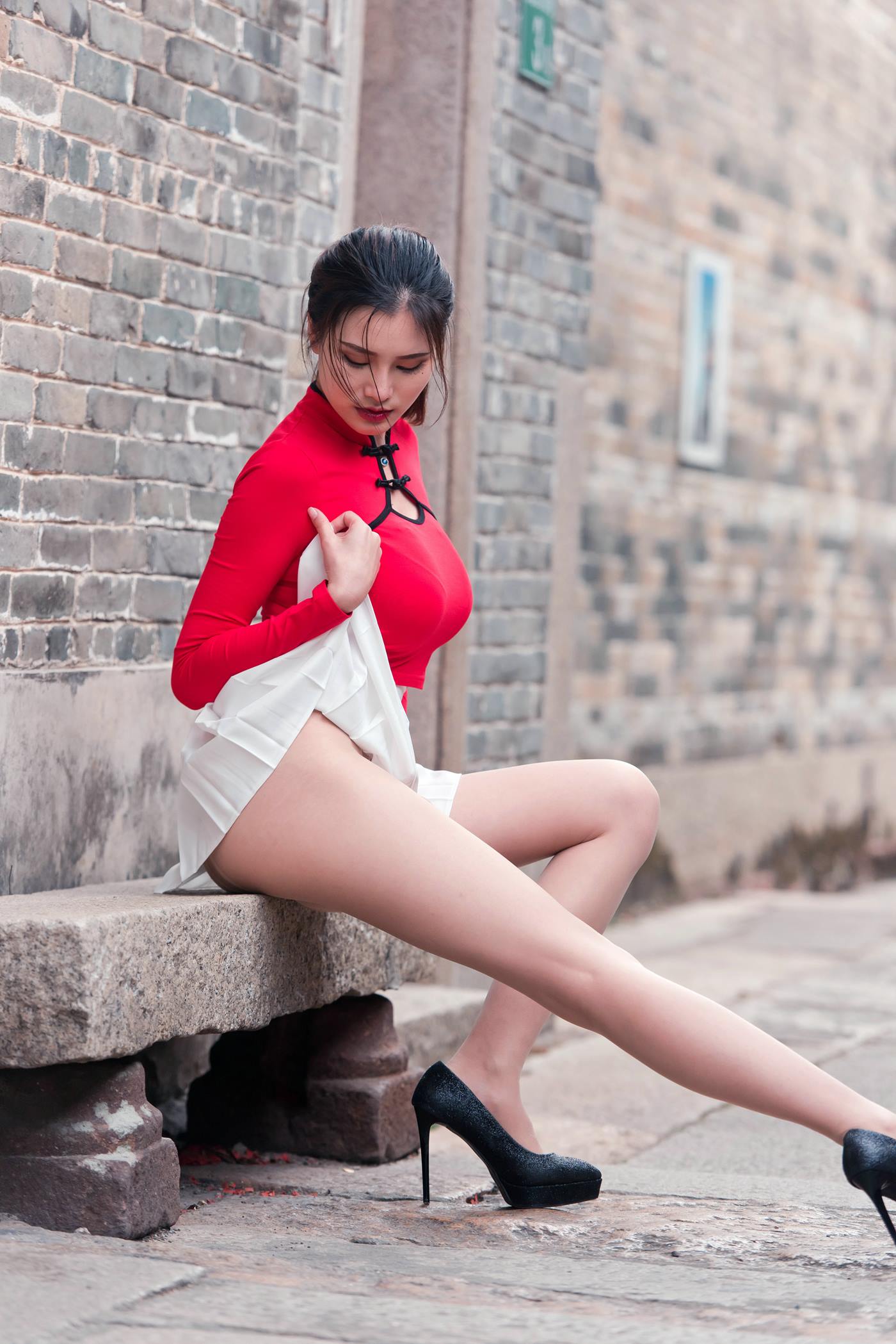 图片[5]-精选魔镜街拍 NO.118 红衣白裙极品丝族美女春光闹古村 [28P]-草丛看图