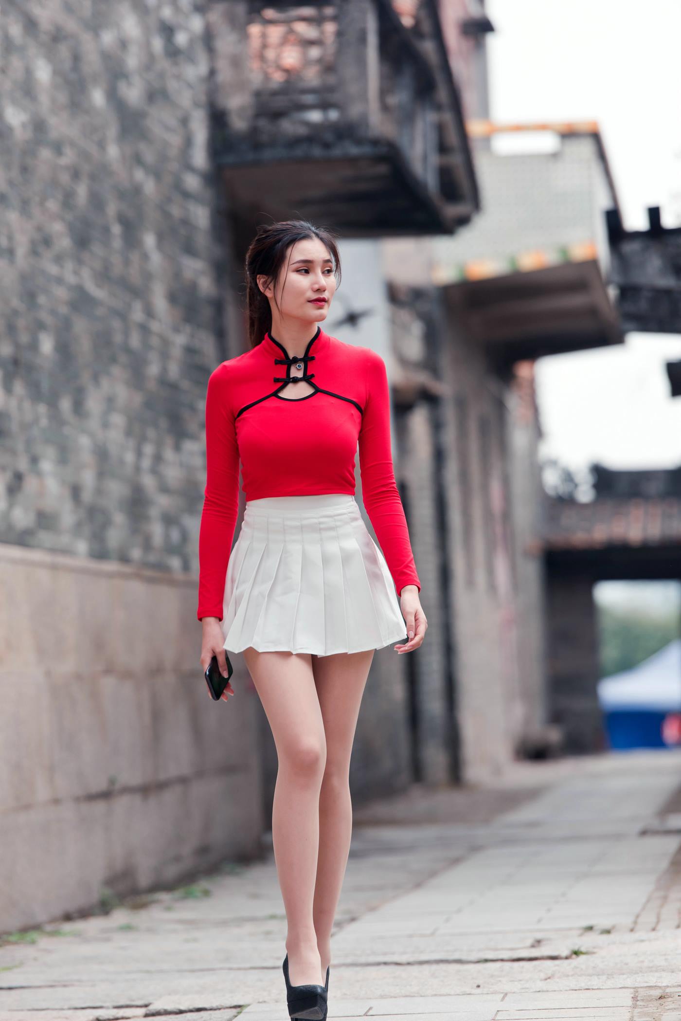 图片[7]-精选魔镜街拍 NO.118 红衣白裙极品丝族美女春光闹古村 [28P]-草丛看图