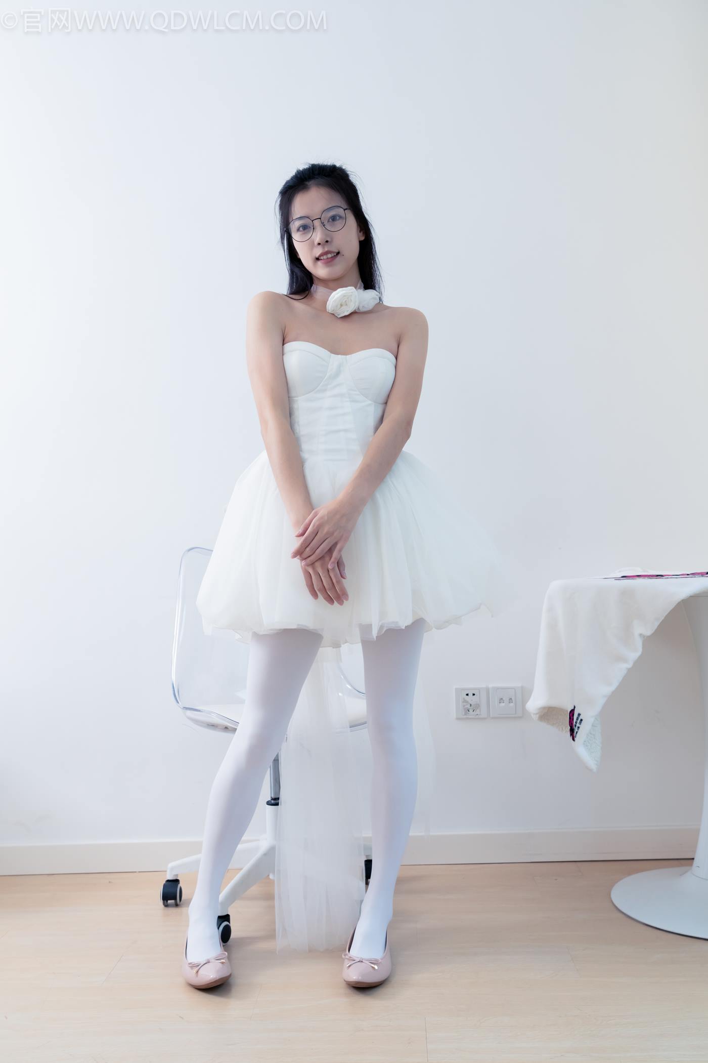 图片[2]-精选勿恋传媒 NO.2268 茯苓-平底鞋、厚白丝、皮筋绑脚老头乐挠脚剧情[135P]-草丛看图