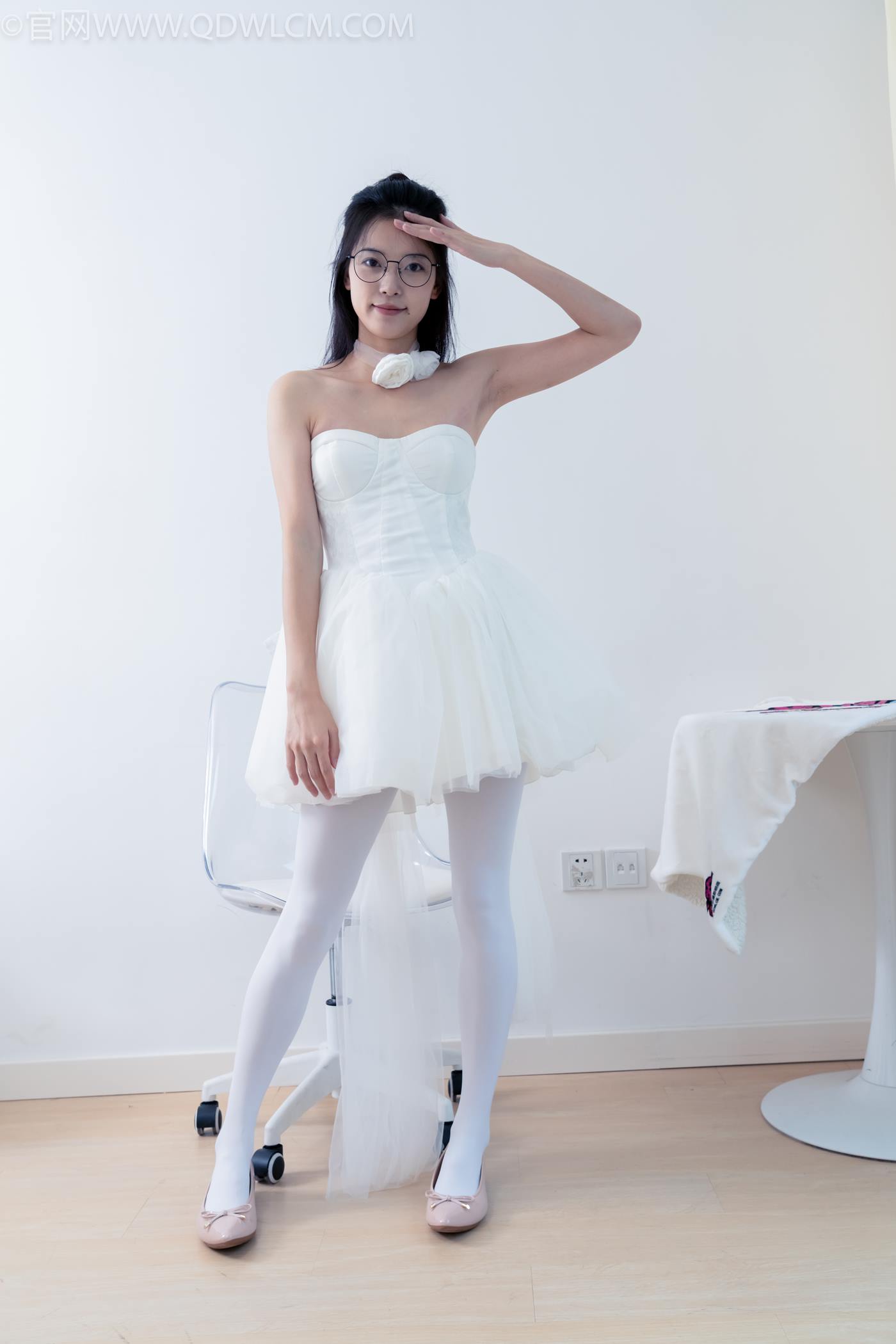 图片[4]-精选勿恋传媒 NO.2268 茯苓-平底鞋、厚白丝、皮筋绑脚老头乐挠脚剧情[135P]-草丛看图