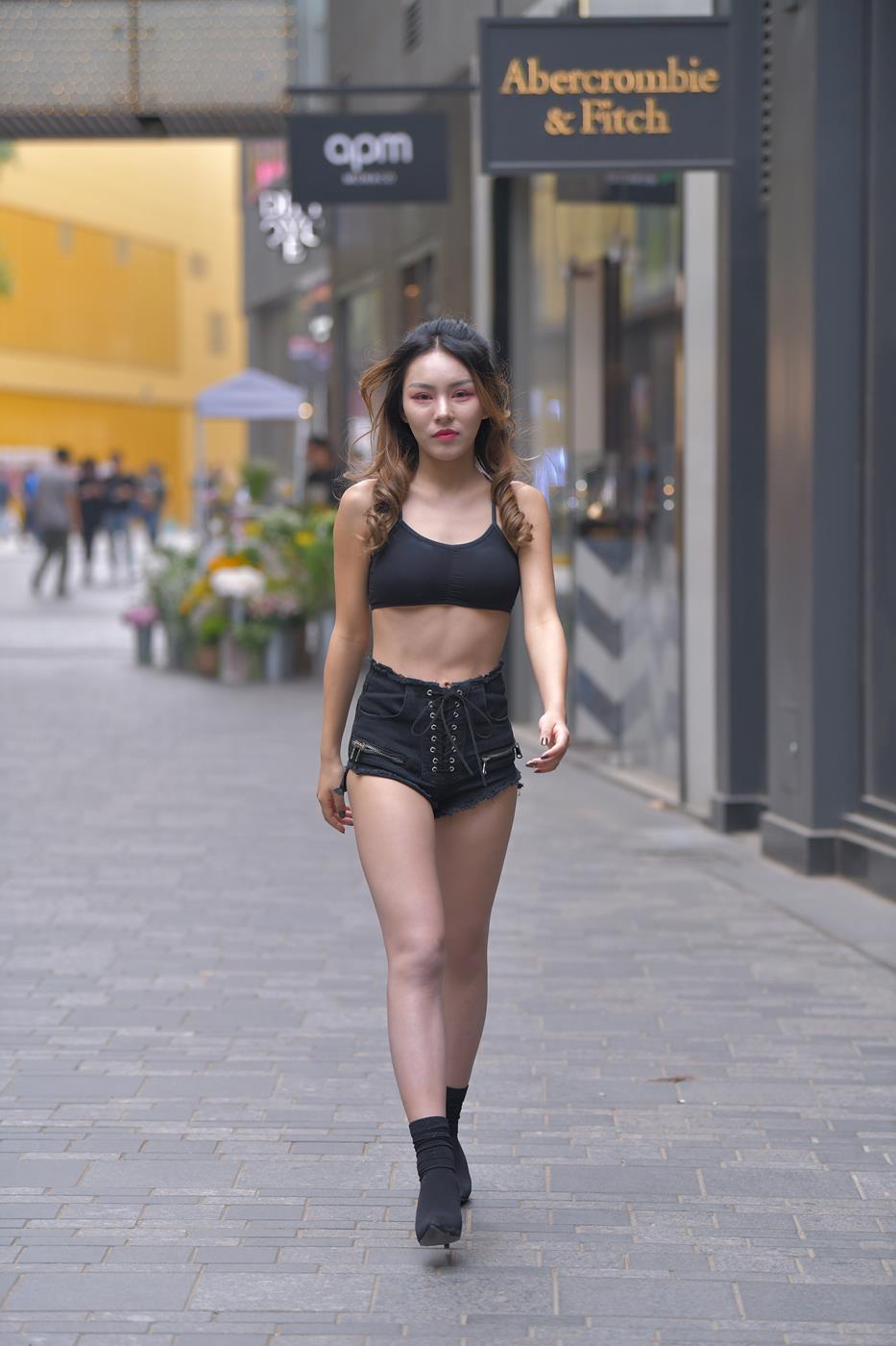 图片[2]-精选精选街拍作品 NO.1570 红石街拍作品 – 身材火辣黑色小热裤[24P]-草丛看图