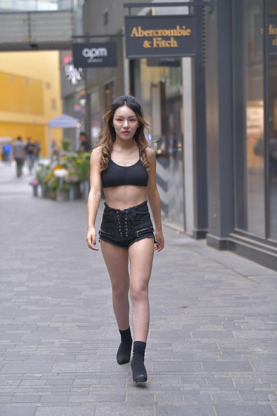 图片[3]-精选精选街拍作品 NO.1570 红石街拍作品 – 身材火辣黑色小热裤[24P]-草丛看图