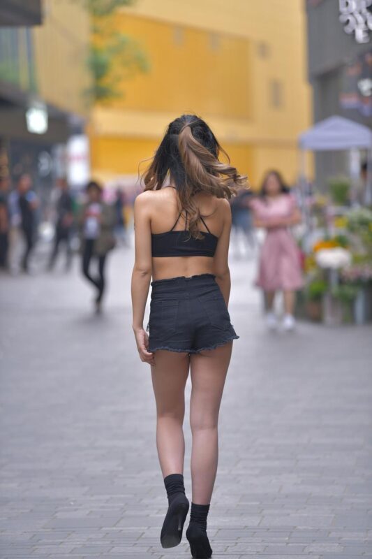 精选精选街拍作品 NO.1570 红石街拍作品 – 身材火辣黑色小热裤[24P]-草丛看图