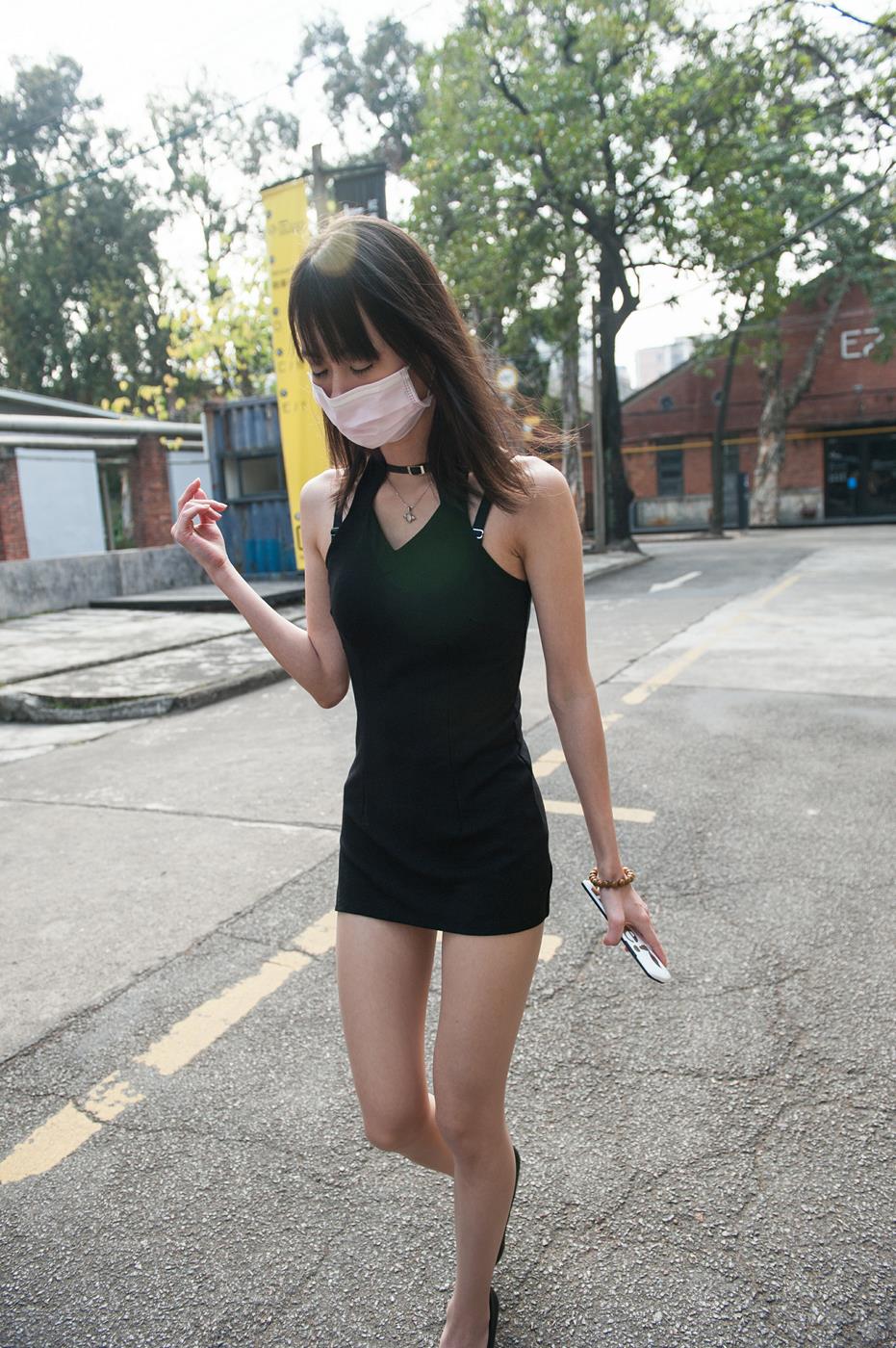 图片[2]-精选魔镜街拍 NO.129 街角肉丝包臀裙小解解 [88P]-草丛看图