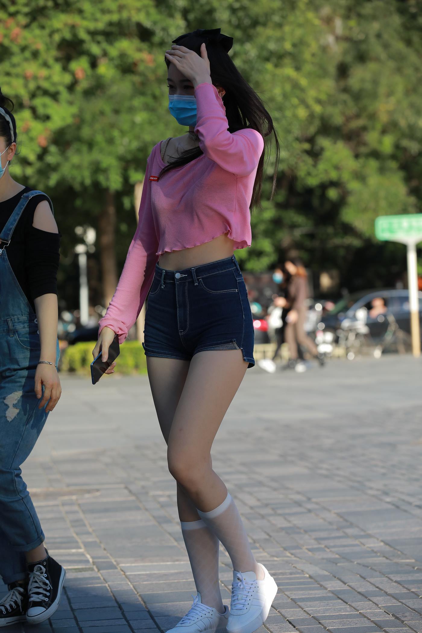 图片[1]-精选魔镜街拍 NO.070 玻璃街拍 牛仔热裤美女 [44P]-草丛看图