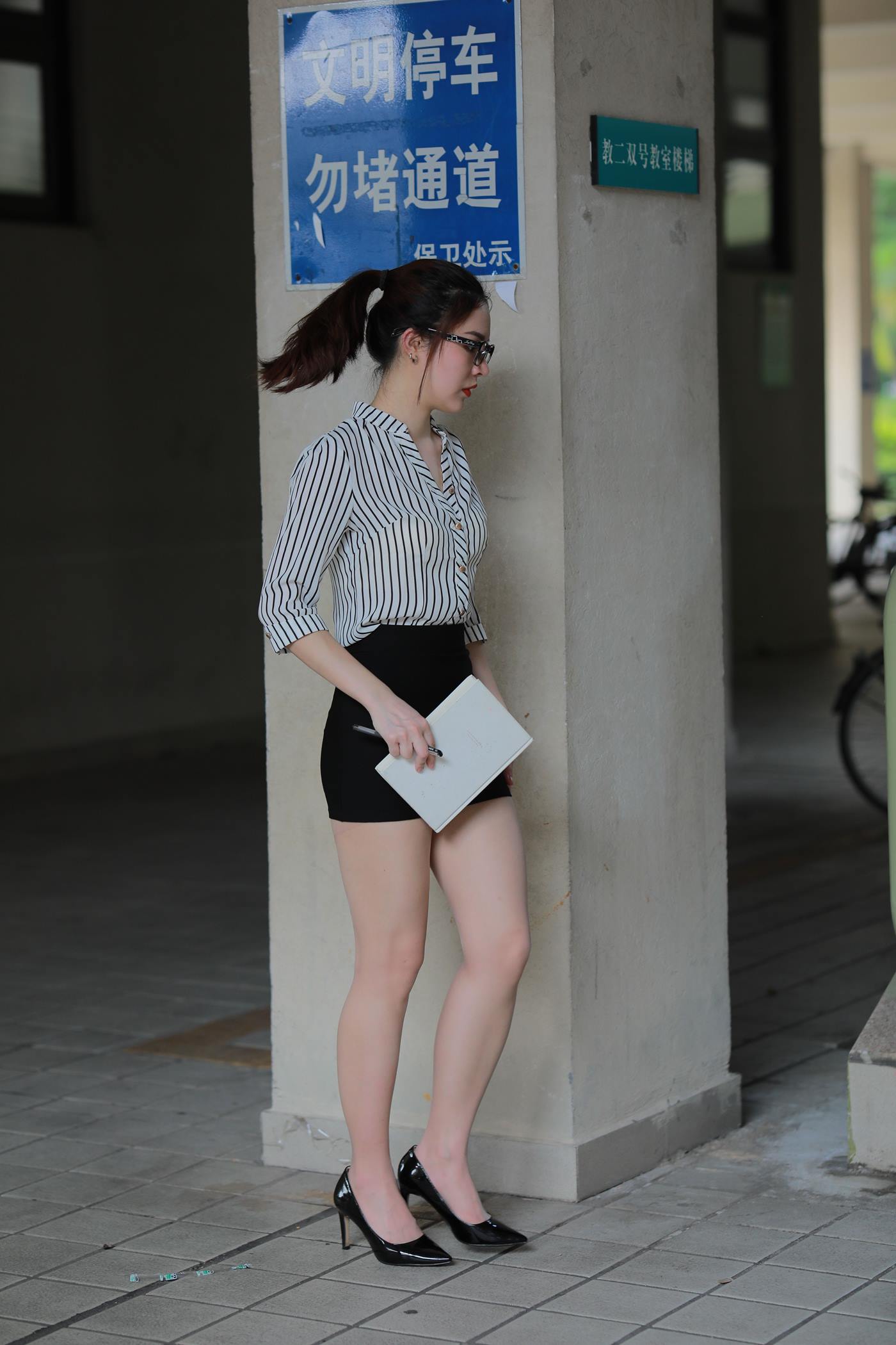 图片[2]-精选魔镜街拍 NO.022 至服包臀裙小解解3 走廊 [99P]-草丛看图