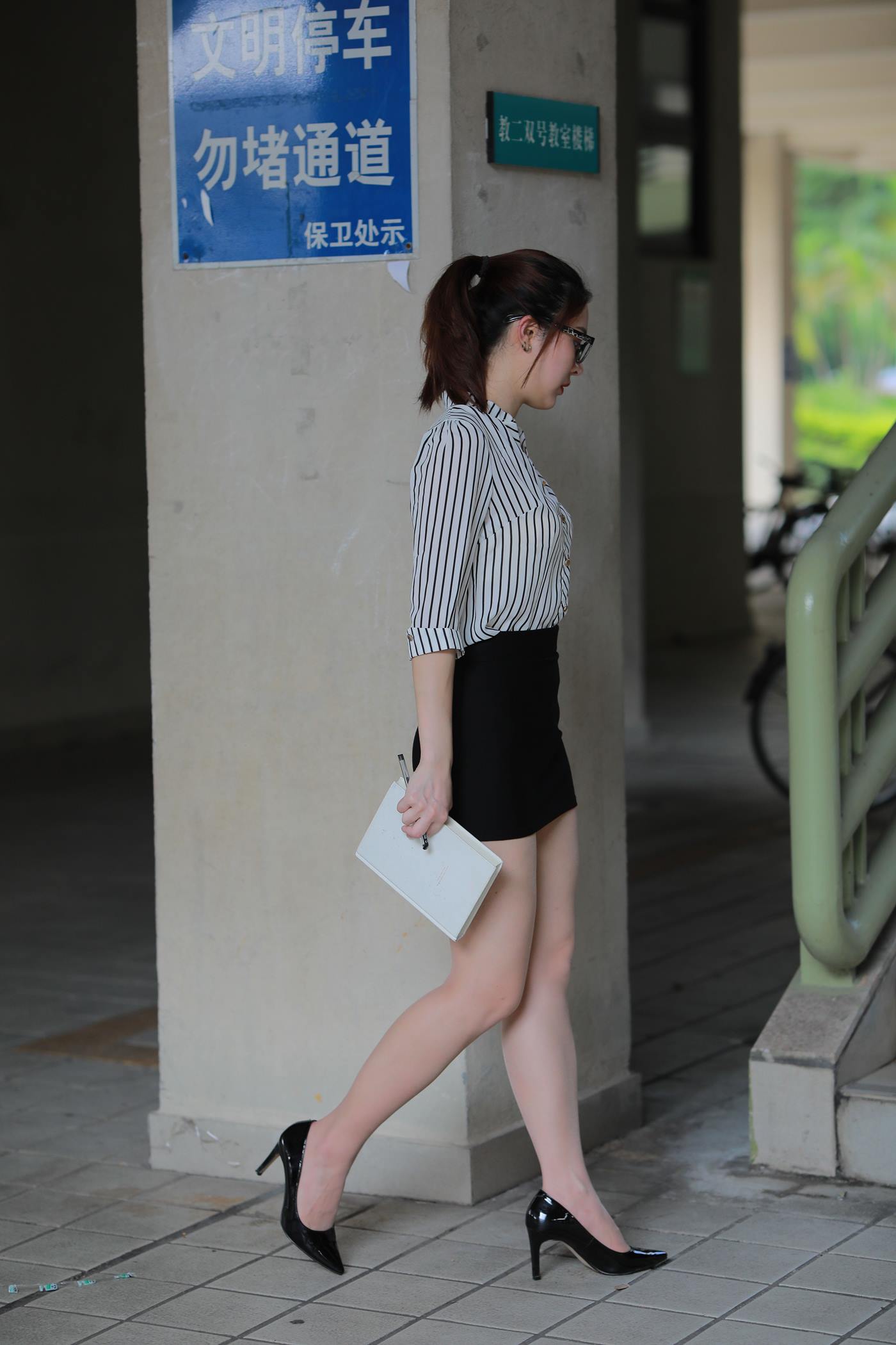 图片[3]-精选魔镜街拍 NO.022 至服包臀裙小解解3 走廊 [99P]-草丛看图